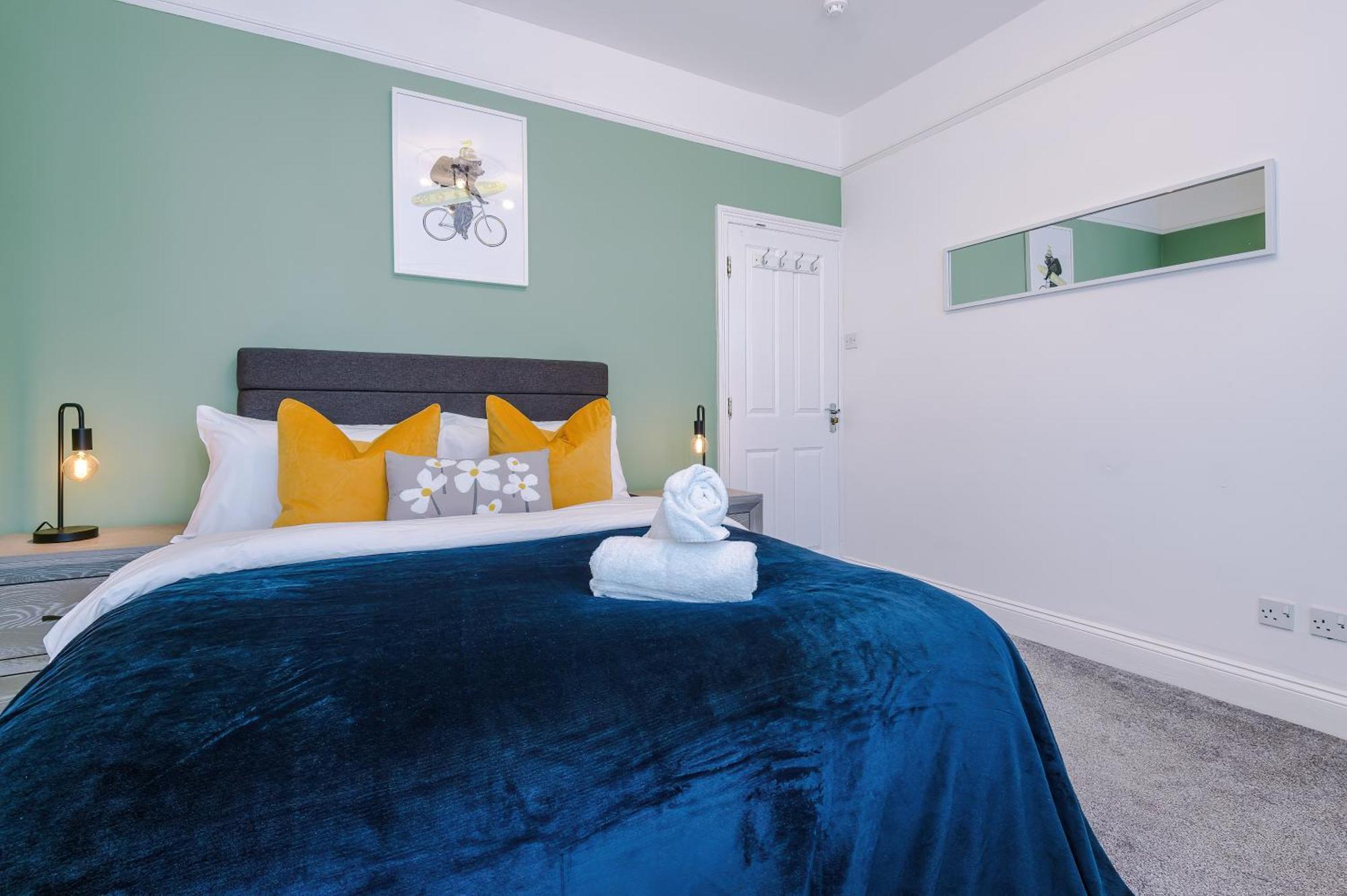 Incredible - Five Bedroom - 7 Actual Beds - 6 Bathroom House By Purestay - Central Bath With Parking Eksteriør billede