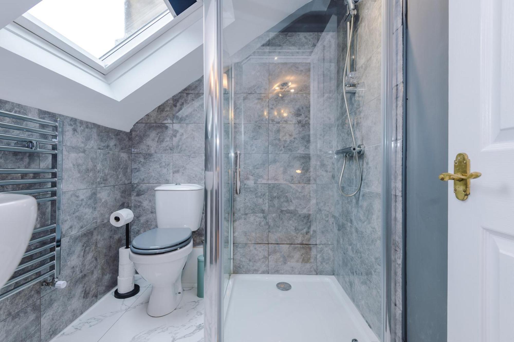 Incredible - Five Bedroom - 7 Actual Beds - 6 Bathroom House By Purestay - Central Bath With Parking Eksteriør billede