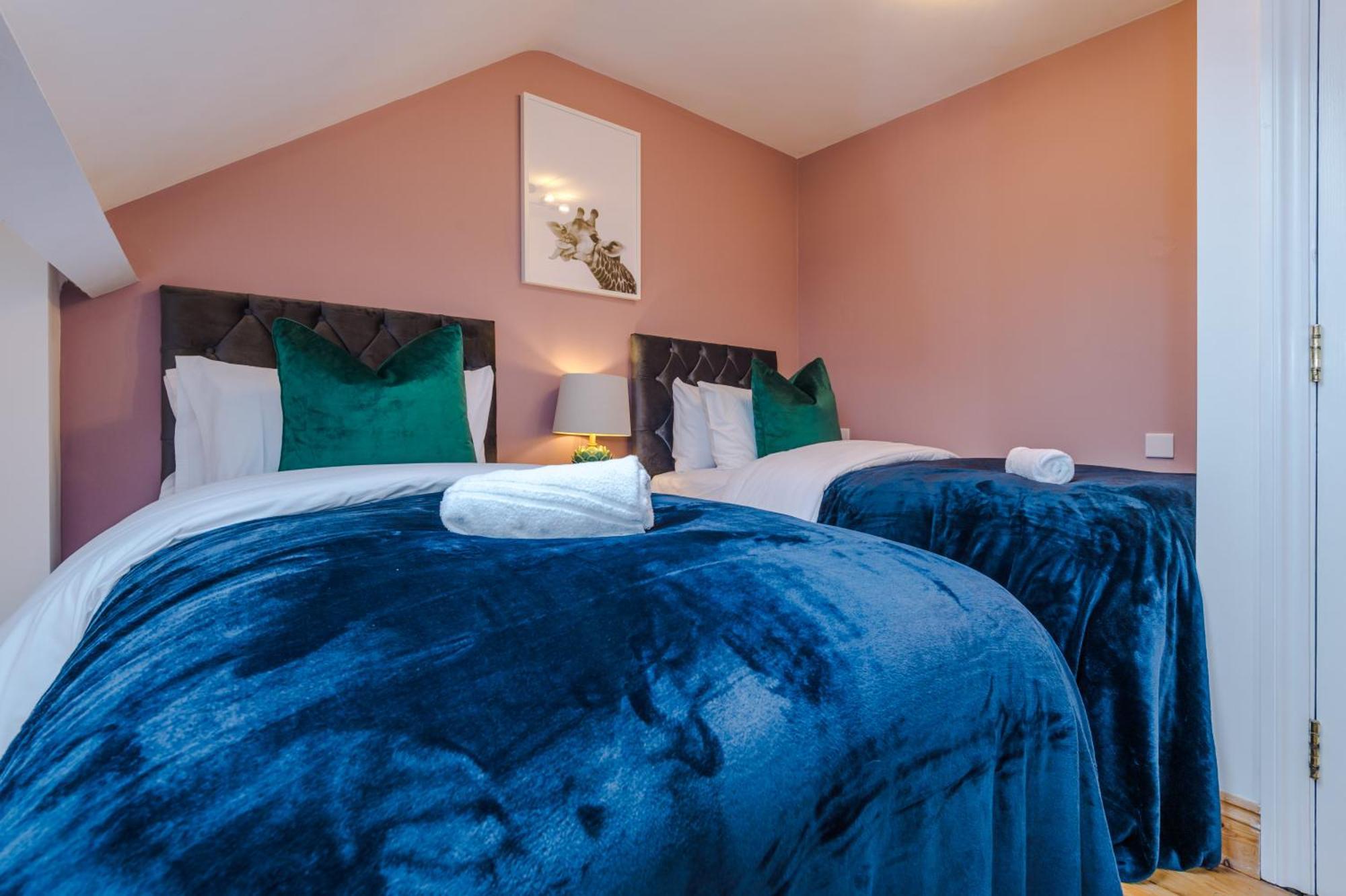 Incredible - Five Bedroom - 7 Actual Beds - 6 Bathroom House By Purestay - Central Bath With Parking Eksteriør billede