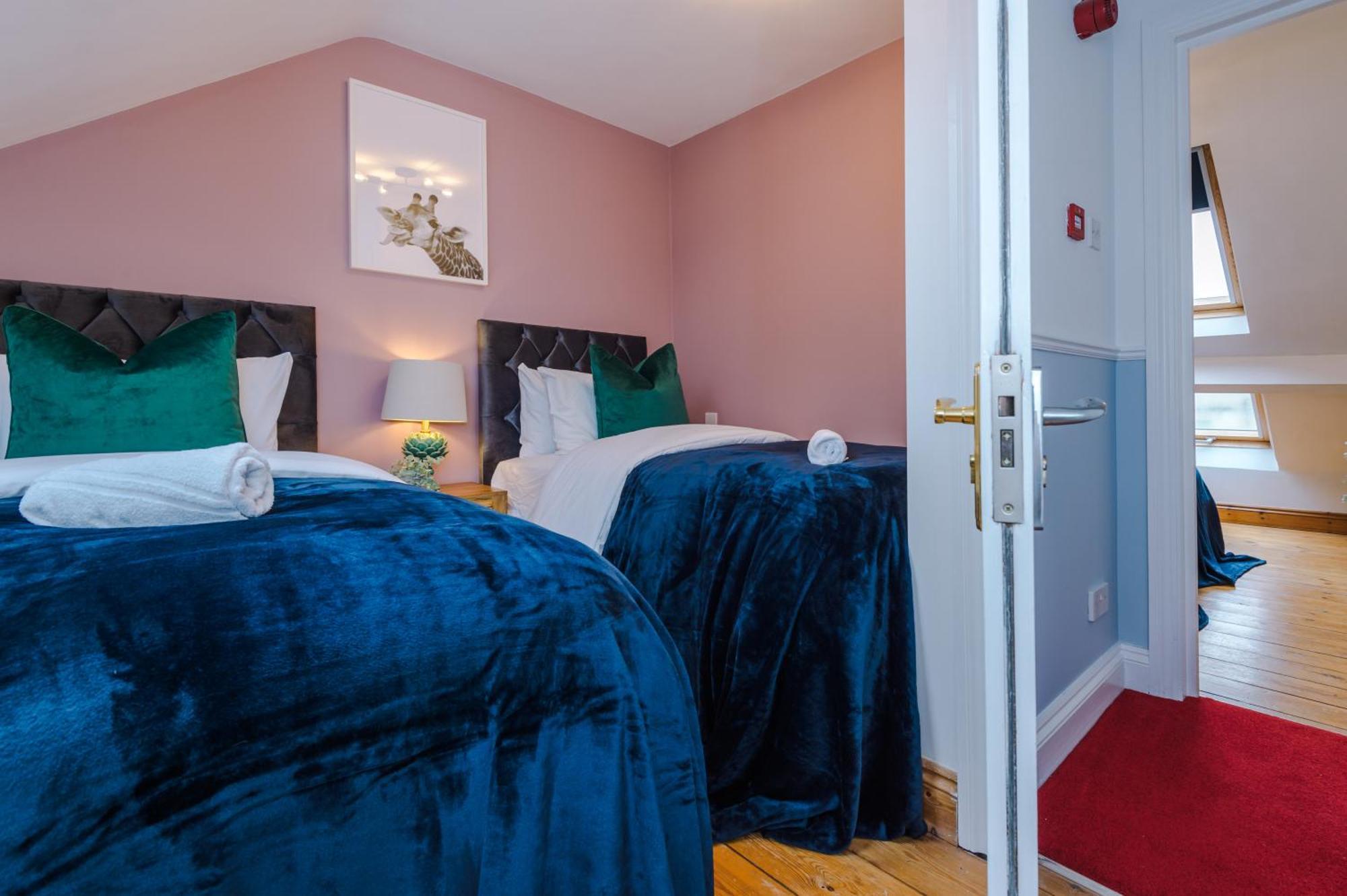 Incredible - Five Bedroom - 7 Actual Beds - 6 Bathroom House By Purestay - Central Bath With Parking Eksteriør billede