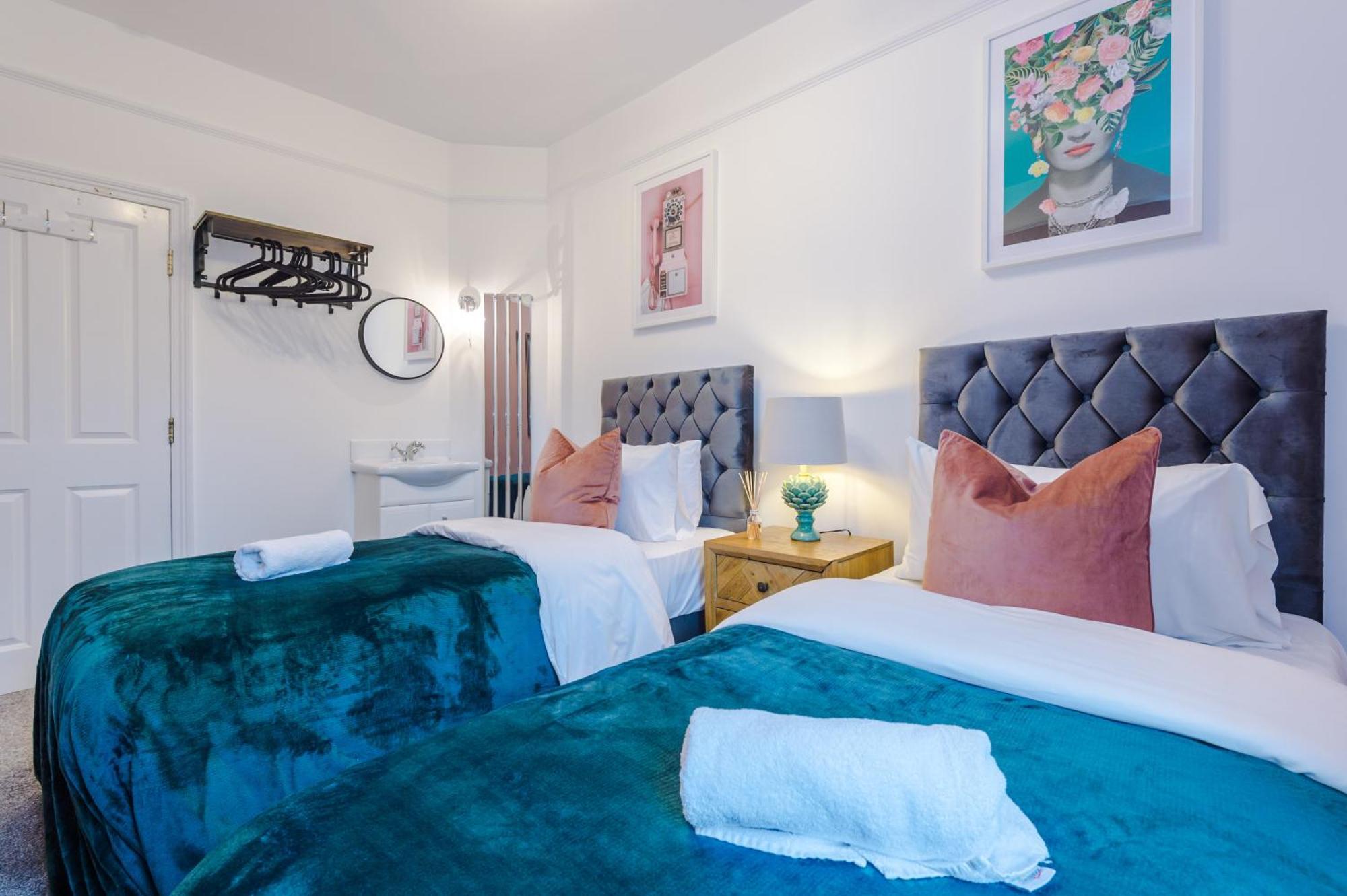 Incredible - Five Bedroom - 7 Actual Beds - 6 Bathroom House By Purestay - Central Bath With Parking Eksteriør billede