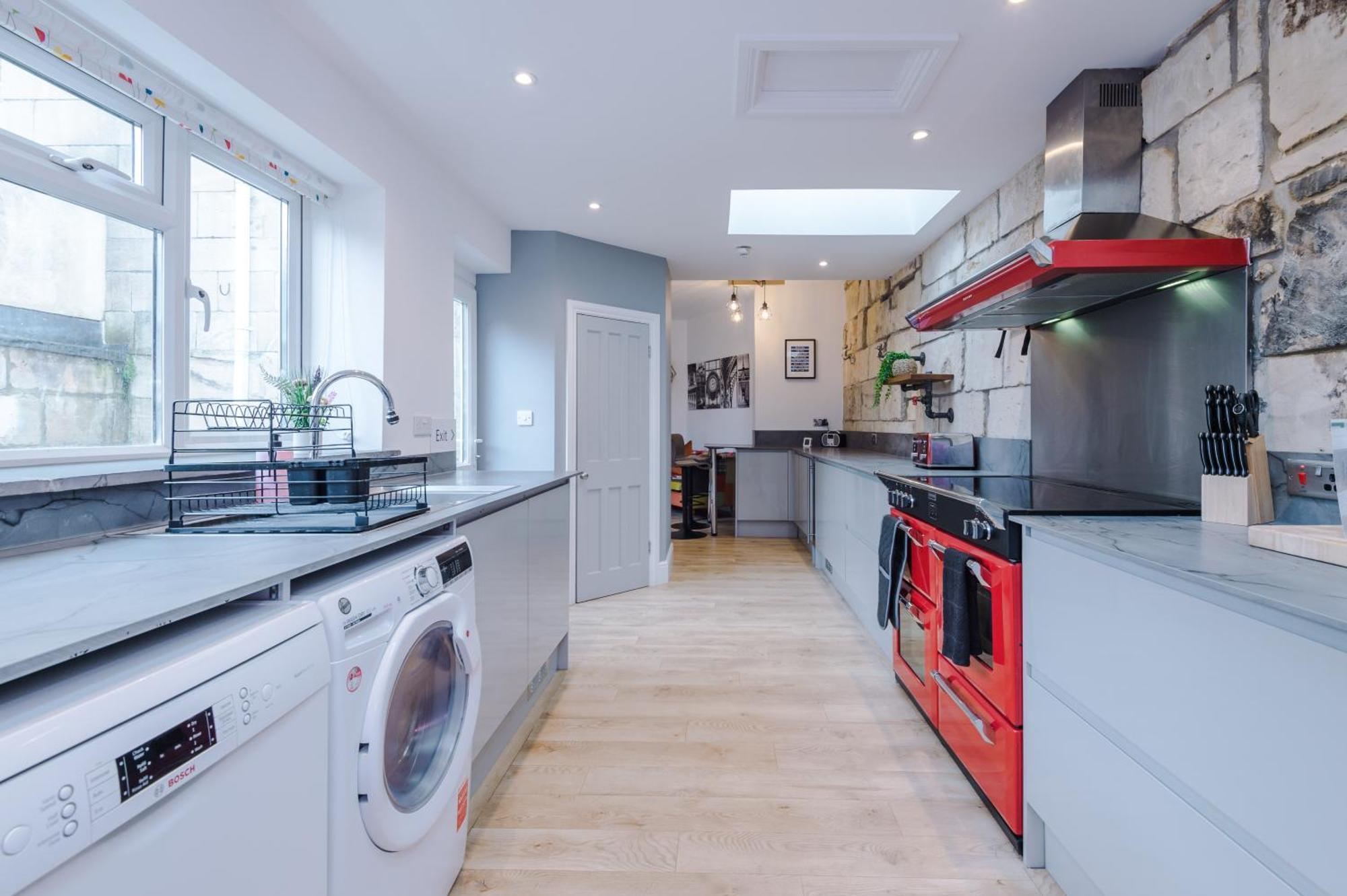 Incredible - Five Bedroom - 7 Actual Beds - 6 Bathroom House By Purestay - Central Bath With Parking Eksteriør billede
